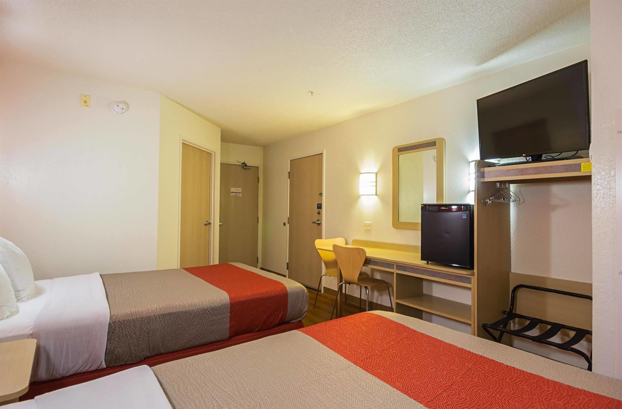 Hotel 6-whitby, On - Toronto East