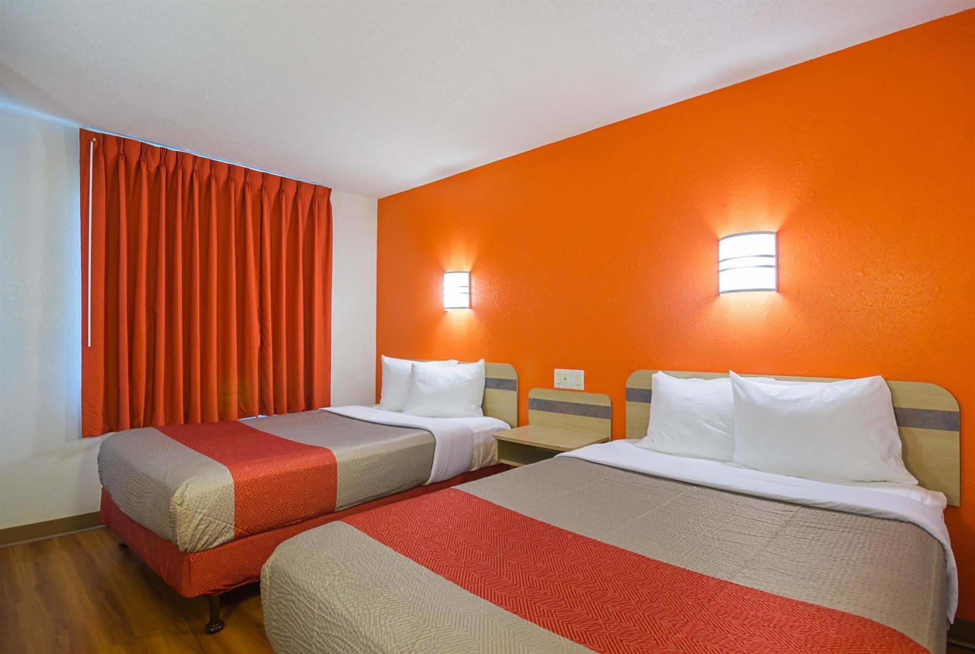 Hotel 6-whitby, On - Toronto East